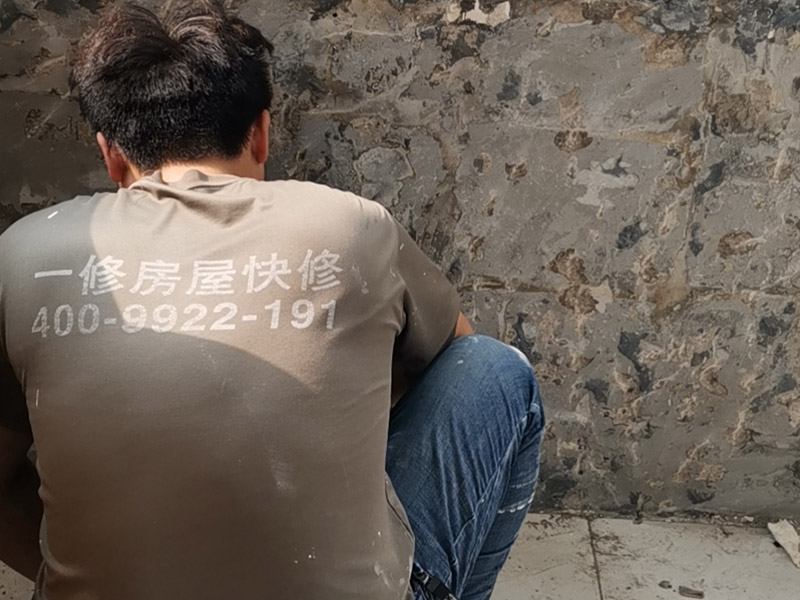 陽臺墻面基層鏟除：第一步：大檢查；鑒別方法是墻面灑水后，用鏟刀刮墻，很難鏟掉的應該是水泥墻面;很容易鏟掉的就是大白粉加膠水的“大白膩子”，由于其易受潮粉化并含有甲醛的工程膠水，需要鏟除。 第二步：封固層處理；首先，清除空鼓，用水浸濕墻面白粉層，鏟掉墻皮。第二，墻面輥刷界面劑清理浮灰，提高附著力。最后，用找平修補砂漿修補空鼓、線槽、孔洞，嵌縫石膏進行溝縫處理。 第三步：厚找平層處理；平整度好的毛坯墻(毛坯房交房規(guī)范平整度在±3毫米)就不需要用找平修補砂漿進行厚找平了，直接用耐水膩子或功能型生態(tài)膩子進行精找平就可以。 第四步：精找平層處理；厚找平層處理完后，就可以批刮