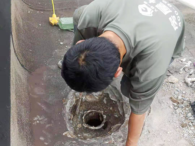 屋頂排水管疏通防水：屋頂排水不做好，不止是樓頂住戶遭殃哦，如果上面沒問題，就是整體防水層出問題了，結(jié)構(gòu)板阻水，水從薄弱的地方留出很正常，如果這里在下面堵了，會(huì)從別的地方出來。首先就先要將周邊清理干凈然后再電鉆疏通維修。