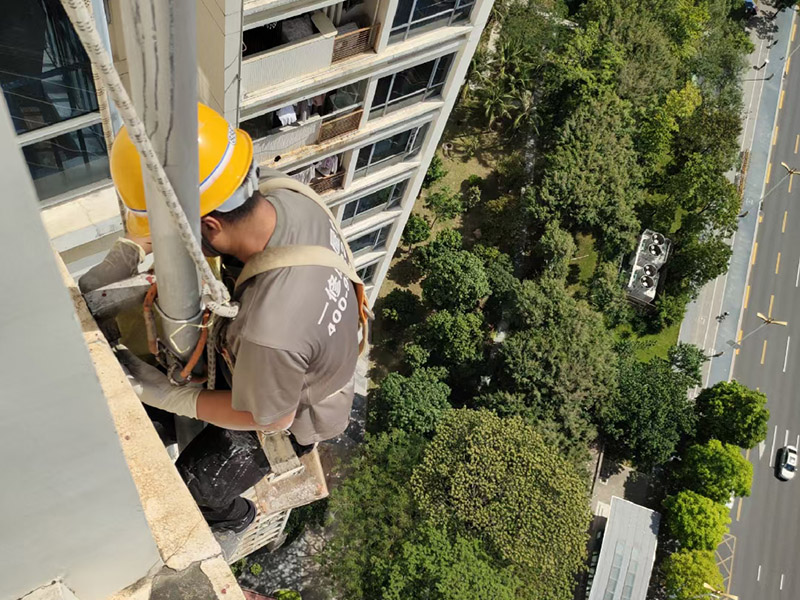 外墻高空作業(yè)：高空作業(yè)需要知道的小知識(shí)：高于地面2米以上(含2米)，且為懸空的高度作業(yè)是為高空作業(yè)。 安全措施需要注意這些點(diǎn)：高空作業(yè)人員必須正確佩帶安全帽，必須系好安全帶，并掛在牢固處(高掛低用)。高空作業(yè)嚴(yán)禁上下拋物，小型工具、配件用工具包盛裝或使用吊籃吊裝。檢查腳手架的扣件是否完好、螺栓是否擰緊;必須佩帶安全帶并掛牢(可拴在護(hù)欄上)。