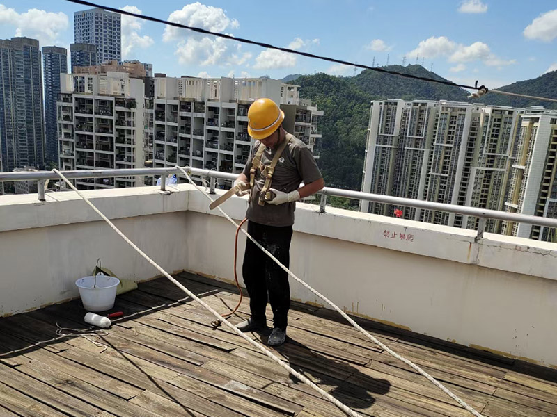 外墻高空作業(yè)：高空作業(yè)需要知道的小知識(shí)：高于地面2米以上(含2米)，且為懸空的高度作業(yè)是為高空作業(yè)。 安全措施需要注意這些點(diǎn)：高空作業(yè)人員必須正確佩帶安全帽，必須系好安全帶，并掛在牢固處(高掛低用)。高空作業(yè)嚴(yán)禁上下拋物，小型工具、配件用工具包盛裝或使用吊籃吊裝。檢查腳手架的扣件是否完好、螺栓是否擰緊;必須佩帶安全帶并掛牢(可拴在護(hù)欄上)。