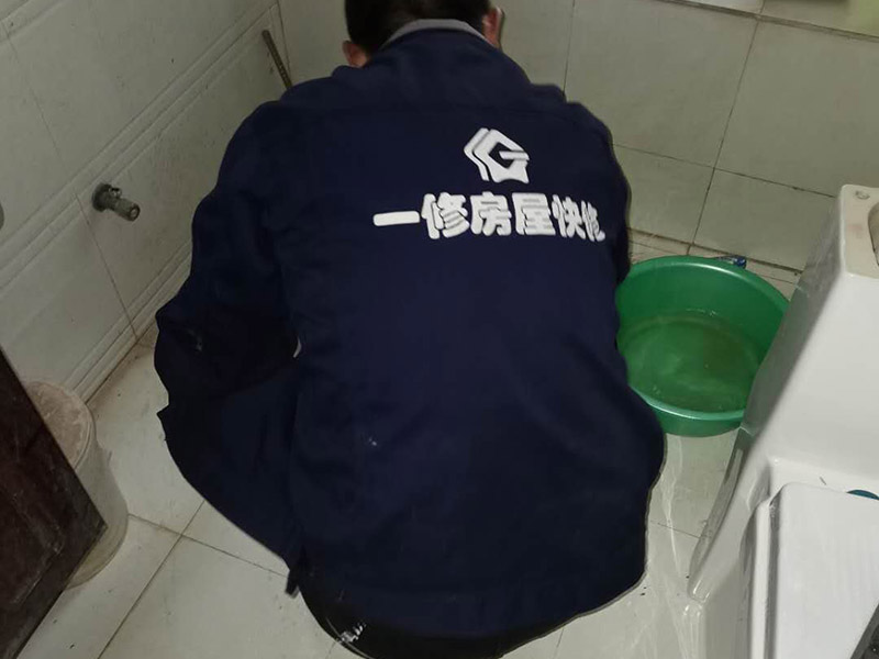 衛(wèi)生間滲水比較輕微，衛(wèi)生間不砸瓷磚做